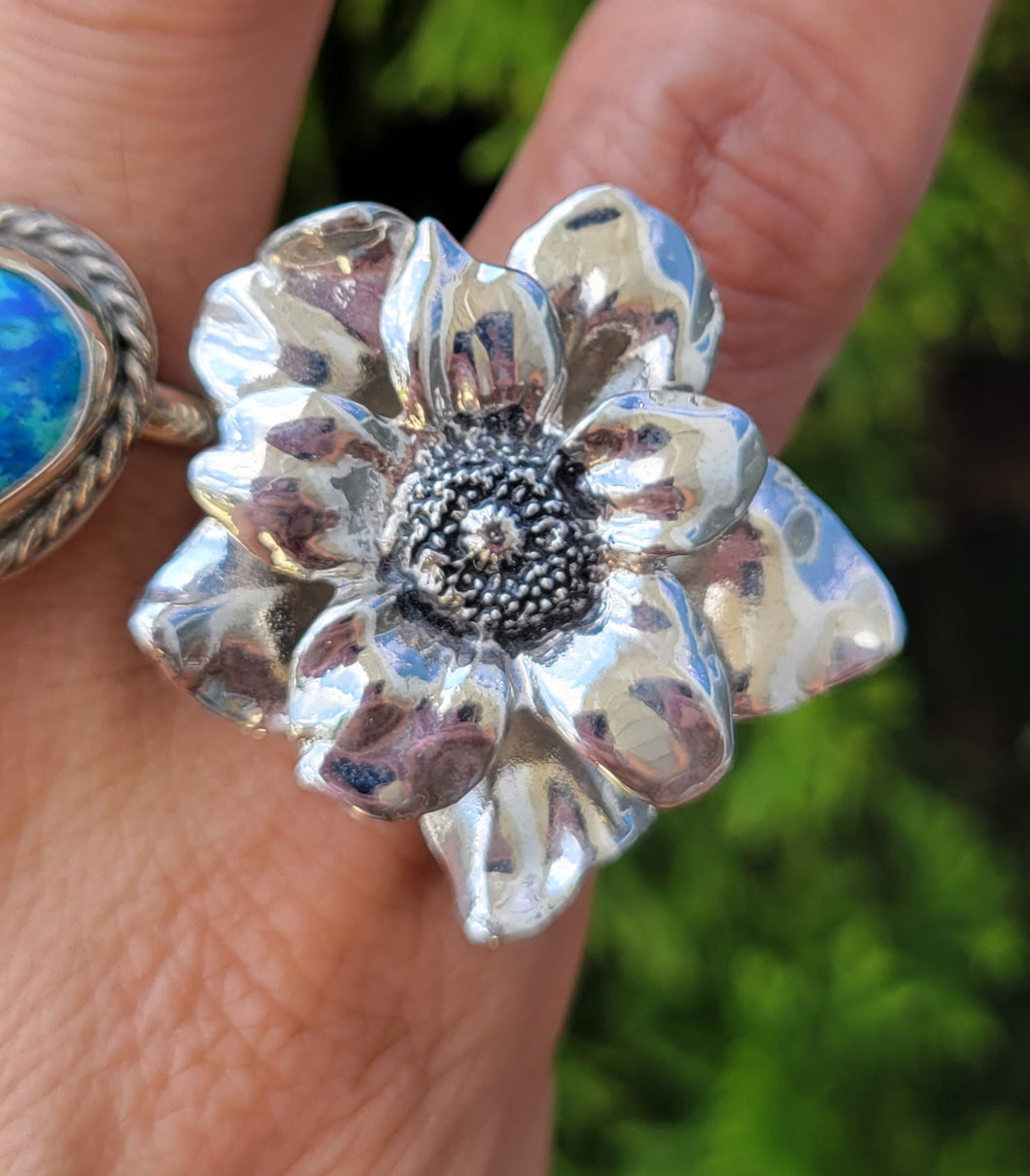 Metal flower ring