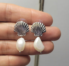 Load image into Gallery viewer, Long shells earrings
