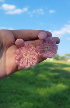 Load image into Gallery viewer, Flower earrings
