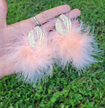 Load image into Gallery viewer, Boa feather earrings
