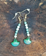 Load image into Gallery viewer, Pearl earrings
