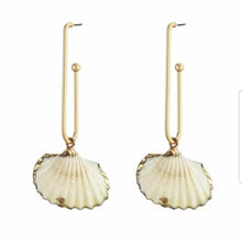 Load image into Gallery viewer, Long shells earrings
